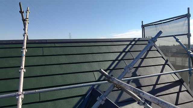 スレート屋根から横暖ルーフを使った屋根カバー工事を行いました！川口市屋根カバー工事　横暖ルーフαｓ　ニチハ　センタールーフ　スレートボロボロ　ガルバリウム鋼板　